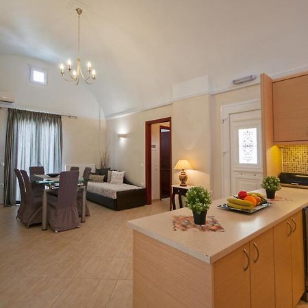 Veldi Art - Kamari Beach Apartment Fira  Exterior foto